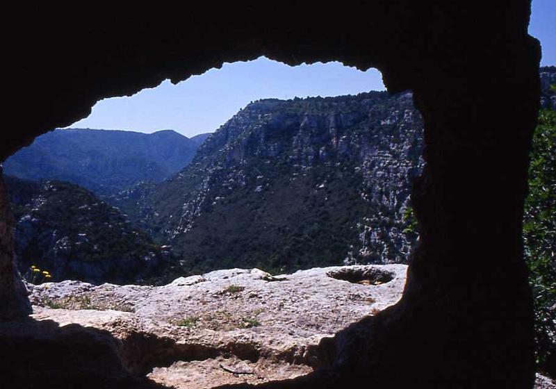 112-Pantalica,necropoli,23 aprile 2000.jpg